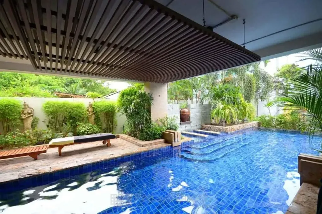 Regent Pratamnak: swimming pool (1)
