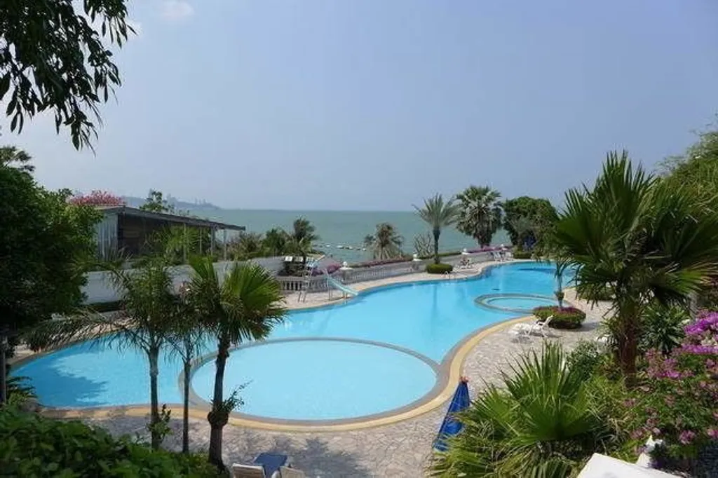 Silver Beach Wongamat: swimming pool (2)