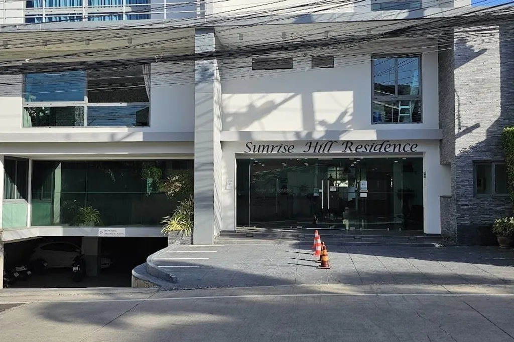Sunrise Hill Residence: facade