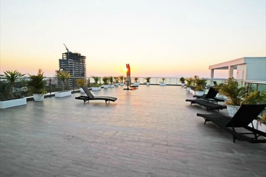 Sunset Boulevard Residence 2: facade