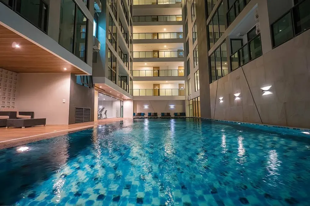 Aurora: swimming pool