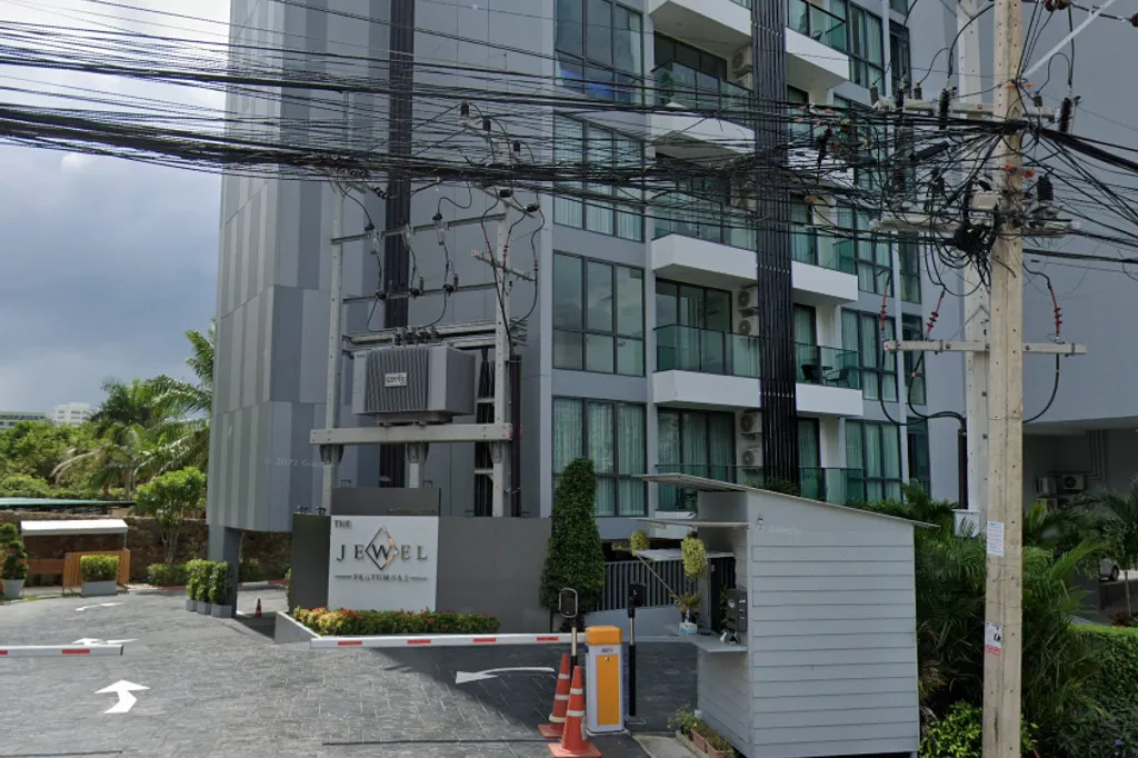 The Jewel Condominium: facade