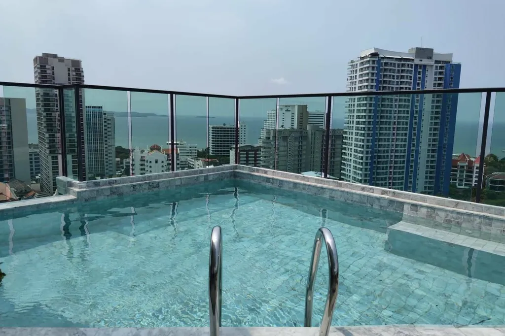 The Jewel Condominium: swimming pool