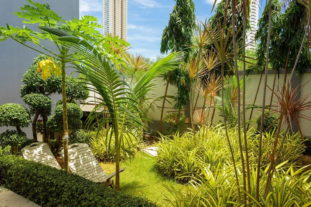 Trio Gems condo: garden