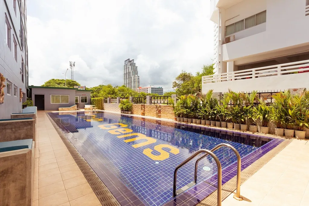 Trio Gems condo: swimming pool