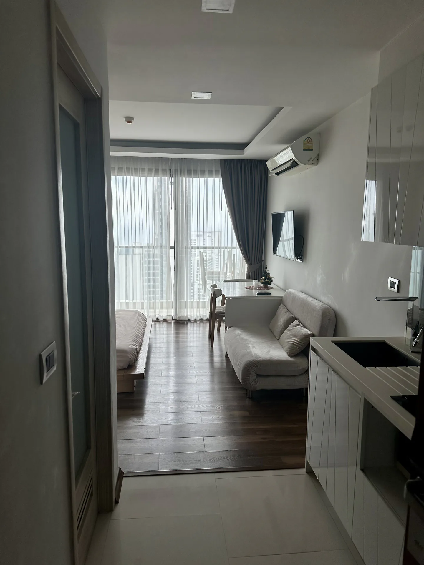 Studio Condo 31.76 sq.m in The Peak Towers Pattaya — 28th Floor, Sea View
