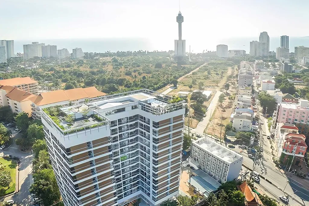 Treetops Condominium Pattaya — Rooftop Pool and Thappraya Location: facade