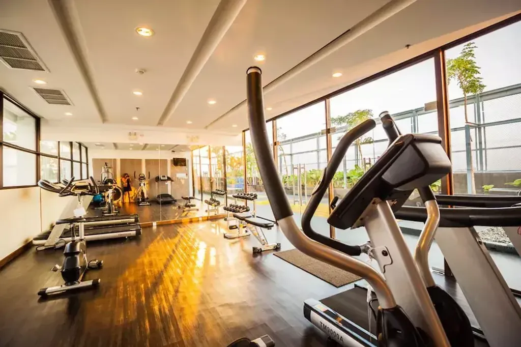 Treetops Condominium Pattaya — Rooftop Pool and Thappraya Location: gym