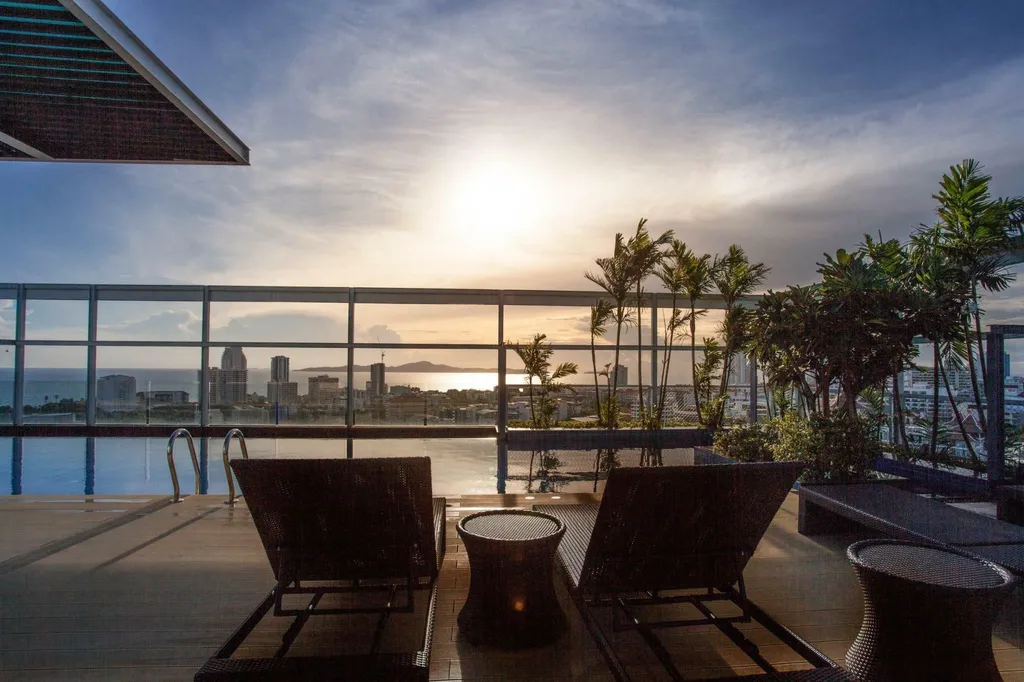 Treetops Condominium Pattaya — Rooftop Pool and Thappraya Location: swimming pool